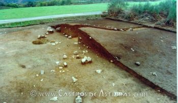 Túmulo de El Canadeiro (Grandas de Salime) durante su excavación en 1996 (Foto: Á. Villa)