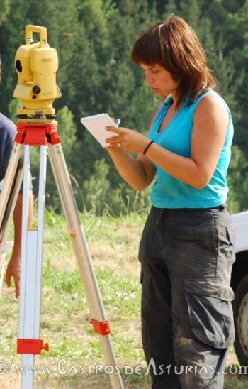 Esperanza Martín realizando labores de registro topográfico en Os Castros de Taramundi
