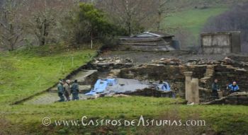 Agentes del SEPRONA y Guardia Civil acompañan a los técnicos de Cultura en las ruinas de la domus romana (fuente: La Nueva España)