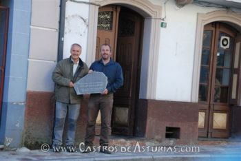 Los arqueólogos Rubén Montes y Ángel Villa retirando la placa del laboratorio arqueológico