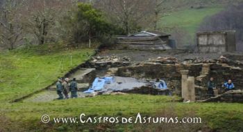 La Guardia Civil protege la entrada del arqueólogo de la Consejería de Cultura en el castro de Chao Samartín