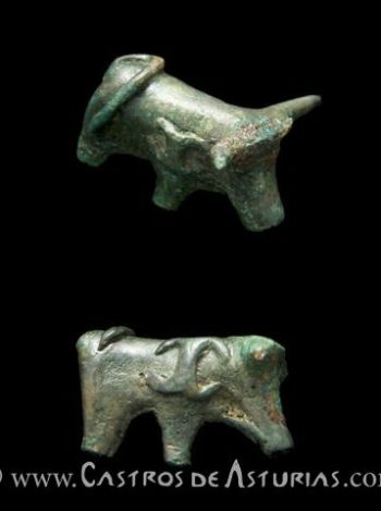 Figurillas de toro fundidas en bronce. Chao Samartín, siglo I d.C. (foto: Juanjo Arrojo)