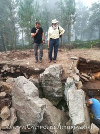 Los profesores Fernando Rodríguez y Miguel Ángel de Blas durante la campaña de excavación del dolmen de La Cobertoria en 2017 (foto: Á. Villa Valdés)