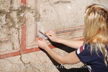 La conservadora Olga Gago durante los trabajos de limpieza de los paneles pictóricos. Chao Samartín, siglo I d.C.