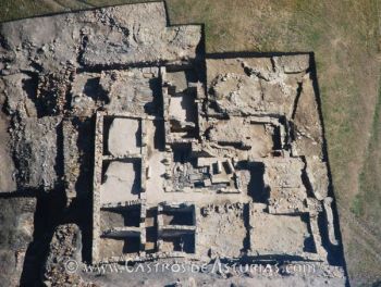 Domus altoimperial levantada dentro del recinto amurallado durante la primera mitad del siglo I d.C. (Fuente: Á. Villa Valdés 2009)