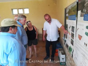 El arqueólogo Rubén Montes durante la presentación de los trabajos arqueológicos en El Castro de Alava, Salas (Asturias)