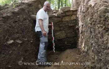 Rubén Montes, director de la excavación, ante la muralla (fuente: La Nueva España)
