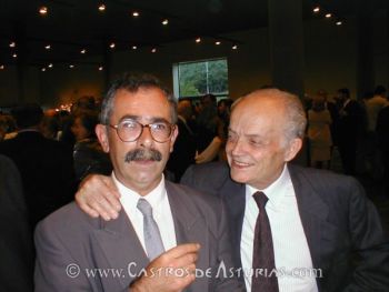 El Dr. Ramil Soneira junto al profesor y arqueólogo, recientemente fallecido, M. Caamaño, el día de la recepción de la Medalla de Plata de Galicia. Foto: E. Ramil, 2000.