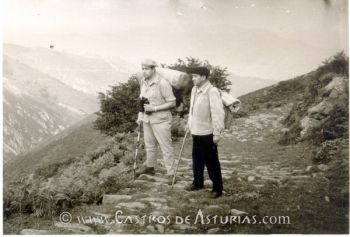 Diógenes García con José Manuel González en el Camín de la Mesa. Archivo: J.M. González y Fernández-Valles